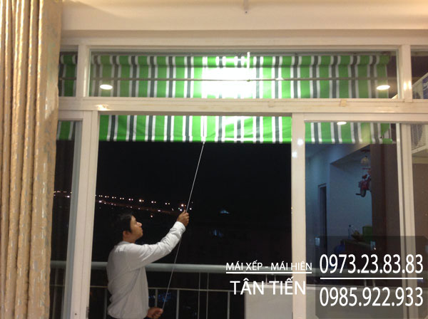 bat-che-nang-tu-cuon-ban-cong-nha